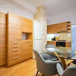 Your Center Stylish & Spacious דירה *