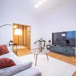 Your Center Stylish & Spacious קושיצה