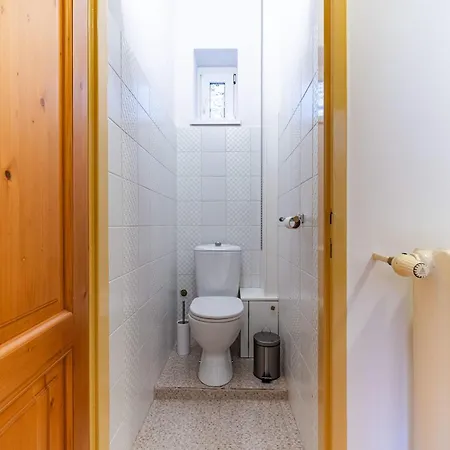 Your Center Stylish & Spacious Apartment