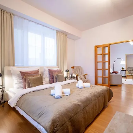 Apartment Your Center Stylish & Spacious