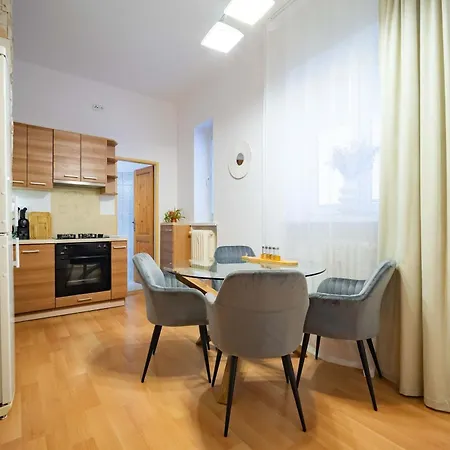 Your Center Stylish & Spacious דירה *